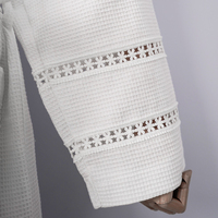 Peignoir en pur coton à texture nid d'abeille blanc unisexe pour hôtel, spa, hôtel de villégiature et salon, respirant et absorbant