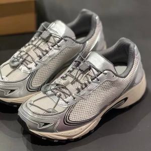 Zapatillas de tenis grises con cordones, hechas a medida por diseñadores de renombre, calzado deportivo para hombre, antideslizantes y versátiles, aptas para todas las ocasiones. - Product Image 1