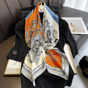 OEM/ODM Écharpe <span class=keywords><strong>de</strong></span> <span class=keywords><strong>luxe</strong></span> imprimée équestre en <span class=keywords><strong>soie</strong></span> 90x90cm <span class=keywords><strong>Carré</strong></span> Vintage Plaid & Chaîne Motif Écharpe pour les femmes Chic Wrap - Product Image 5