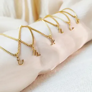 Collana eManco Minimalista con Ciondolo a Lettera Portafortuna in Acciaio Inossidabile Color Oro, Accessorio Essenziale Casual da Donna per Appuntamenti - Product Image 6