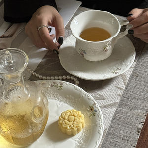 Ensemble <span class=keywords><strong>de</strong></span> soucoupe <span class=keywords><strong>de</strong></span> tasse à café en céramique <span class=keywords><strong>de</strong></span> soulagement rétro <span class=keywords><strong>de</strong></span> Style <span class=keywords><strong>de</strong></span> <span class=keywords><strong>cour</strong></span> française conception mignonne exquise <span class=keywords><strong>de</strong></span> fleur pour le mariage pour le petit déjeuner après-midi - Product Image 5