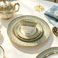 Assiette en céramique et porcelaine à motif floral de lotus en relief, bord doré électrolytique, compatible lave-vaisselle, kit d'ustensiles de luxe à motif baroque
