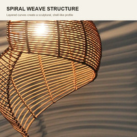 Suspension en rotin naturel en spirale avec tressage ouvert superposé pour salle à manger, îlot de cuisine, café, restaurant, hôtel, villa, bar