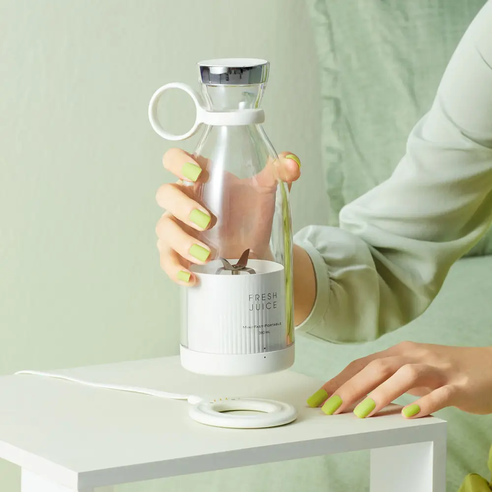 새로운 디자인 마그네틱 무선 충전 휴대용 미니 Juicer 과일 믹서 380ml 가정용 휴대용 Juicer 블렌더 컵
