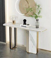 Table console de luxe moderne en acier inoxydable doré et pierre frittée marbrée, style minimaliste italien, pour salon et usage hôtelier