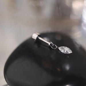 Pendentif <span class=keywords><strong>et</strong></span> petites boucles <span class=keywords><strong>d</strong></span>'oreilles en <span class=keywords><strong>diamant</strong></span> suspendu en <span class=keywords><strong>or</strong></span> 18 carats de Ruyi Jennie <span class=keywords><strong>Diamant</strong></span> naturel perforé sans couture intégré - Product Image 4