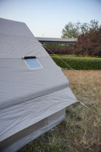 Tente gonflable en Oxford noir 3x4m avec porte AB, cheminée et ventilation AC, directement de l'usine - Product Image 6