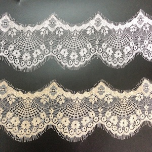 Bordo in pizzo Chantilly con filo grigio lucido e oro per indumento LT2084B - Product Image 3