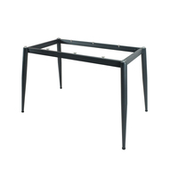 Table à manger rectangulaire en pierre frittée de luxe OEM, plateau en marbre veiné, pieds en métal noir avec embouts dorés