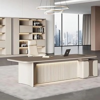 Scrivania Direzionale Moderna di Lusso in PVC con Serratura a Impronta Digitale e Gestione Cavi, Arredamento Ufficio Atmosferico