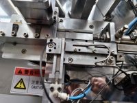 Machine d'assemblage de fusibles automobiles modulaire avancée pour la production à grande vitesse de protecteurs de circuits MIDI, MEGA et de type lame