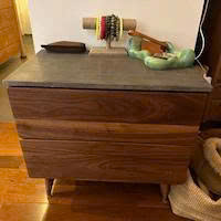 Table de chevet moderne en bois massif de noyer noir à 2 tiroirs avec plateau noir, meuble de chambre à coucher - Product Image 2