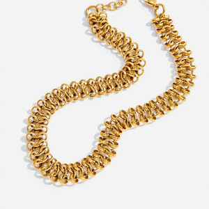 Collar de cadena gruesa de acero inoxidable para mujer, diseño geométrico con elementos lineales, multicapa, tono dorado, para uso diario - Product Image 1