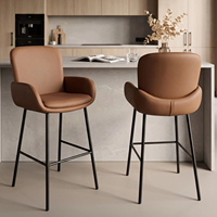 Tabouret de bar de luxe pour îlot de cuisine, chaise de comptoir moderne en cuir avec accoudoir intégré pour bar à domicile et salle d'exposition de boutique