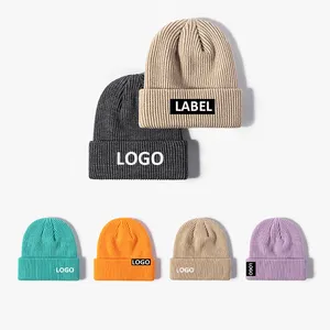 Cappello invernale caldo all'ingrosso di colore solido 2023 con Logo personalizzato etichetta intrecciata a maglia spessa per le donne degli uomini