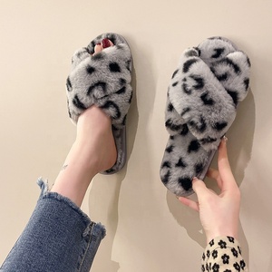 Nouveauté Pantoufles de maison personnalisées en fausse <span class=keywords><strong>fourrure</strong></span> à la mode pour femmes Pantoufles d'intérieur en <span class=keywords><strong>fourrure</strong></span> léopard croisé pour femmes - Product Image 4
