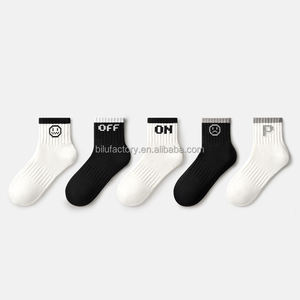 Chaussettes personnalisées de haute qualité - Personnalisation gratuite, couleurs unies unisexes, idéales pour les cadeaux d'entreprise et la promotion de marque - Product Image 1