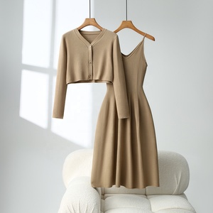 Nuovo Completo Primavera 2025 con Abito a Canotta in Maglia con Scollo a V e Cardigan con Bottoni da <span class=keywords><strong>Donna</strong></span> di Alta Moda - Product Image 3
