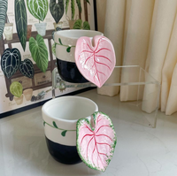 Tasse à café en céramique artisanale en forme de feuille de Monstera, sous glaçure, faite à la main