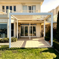 Pergola motorisée en aluminium blanc sur mesure avec poteau central, grande couverture pour terrasse arrière résidentielle, jardin