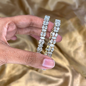Brazalete Clásico con Diamantes Cultivados en Laboratorio de 12 Quilates, Corte Marquesa, de Apricot Jewels |   Joyería nupcial de oro de lujo |   Certificado por IGI - Product Image 1