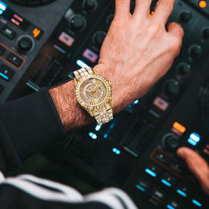 นาฬิกาข้อมือผู้ชายเพชรโมอิสซาไนต์ทรงสี่เหลี่ยมเต็มหน้าปัด ตัวเรือนทองสแตนเลสกันน้ำ ระบบออโต้เดท พร้อมคริสตัล - Product Image 2