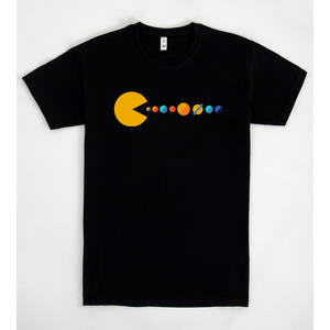 Camiseta Mister Universe de Zhaydn negra con diseño del sistema solar Pacman, ropa promocional unisex - Product Image 1