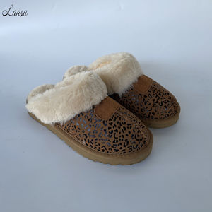 Fabbricazione di Logo personalizzato tinta unita in bianco vera pelle scamosciata pelliccia di Cashmere all'interno pantofole pelose per le donne inverno pantofole per la casa - Product Image 3