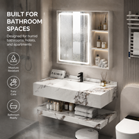 Collection de salle de bain moderne murale à motif marbré, avec miroir rétroéclairé par LED.