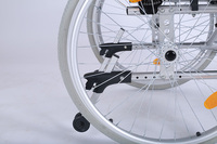 Fauteuil roulant léger avec dossier rabattable, structure modulaire, châssis Unique, bras pivotants, repose-pieds, roue manuelle pliante