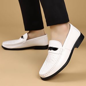 Mocassins en cuir blanc à bout rond, à enfiler, semelle extérieure en caoutchouc, semelle intermédiaire en EVA, semelle souple, chaussures décontractées de printemps avec boucle décorative - Product Image 2