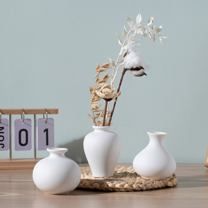 Nouvel ensemble de cinq vases à bourgeons en céramique blanc uni, style Art déco minimaliste, décoration d'intérieur, vases en porcelaine, 2024 - Product Image 2