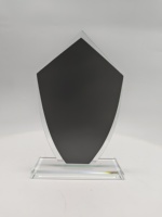 Trophée en verre en forme de bouclier noble pour la reconnaissance des services hôteliers, avec logo et texte gravés sur mesure, cadeau personnalisé