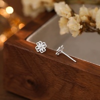 Zierliche S925 Silber Offene Blumen-Ohrstecker Sterling Silber Umriss-Blumen-Ohrstecker