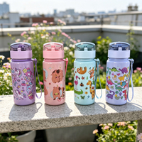 Bouteilles d'eau en plastique à motifs de dessins animés, plusieurs couleurs au choix, avec corde portable, adaptées aux enfants