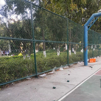 Valla de malla de alambre de cadena para estadios escolares, personalizable, para campos de fútbol y gimnasios, dimensiones ajustables, duradera, impermeable, tipo ciclón