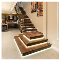 Escalier flottant moderne en bois droit avec marches en bois et garde-corps en verre / Escalier en bois préfabriqué avec éclairage LED