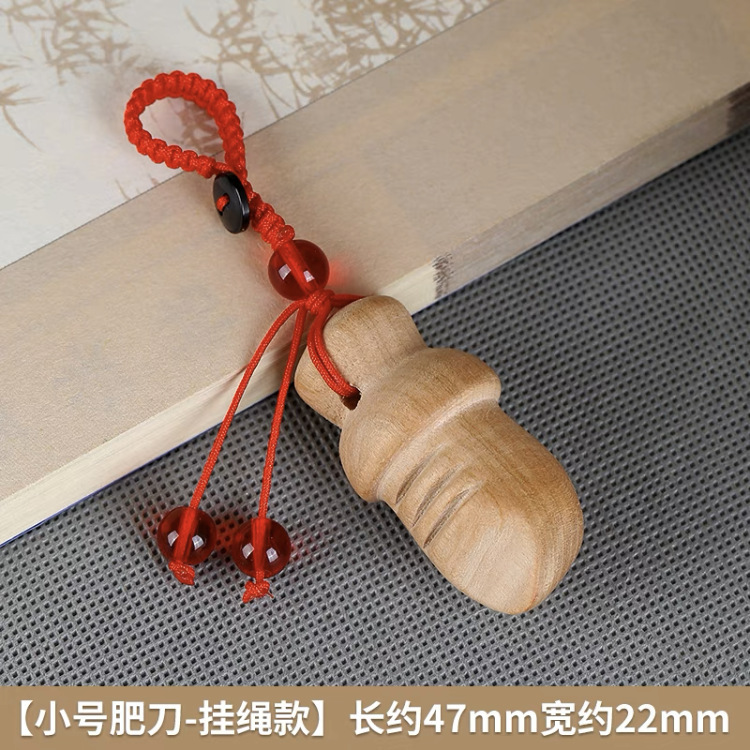 Petit couteau à lame large (boucle de corde rouge) d'environ 5*2 cm.