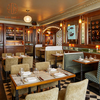 Ensemble de meubles rétro pour restaurant français, café, salon de thé, hôtel : canapé en tissu jacquard et cuir, chaise Windsor en bois, table en marbre avec pieds en métal