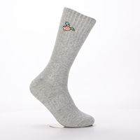 Chaussettes mi-mollet gris chiné personnalisées, logo brodé sur mesure, chaussettes en coton respirant pour la promotion de marque et le quotidien