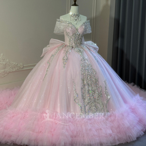 Robe de bal de Quinceañera de luxe XS295 rose avec broderie sur les épaules, imprimé, nœud et traîne chapelle, 100 % polyester - Product Image 3