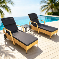 Chaise longue d'extérieur réglable en rotin avec table d'appoint, transat de patio avec coussin pour piscine, jardin, hôtel