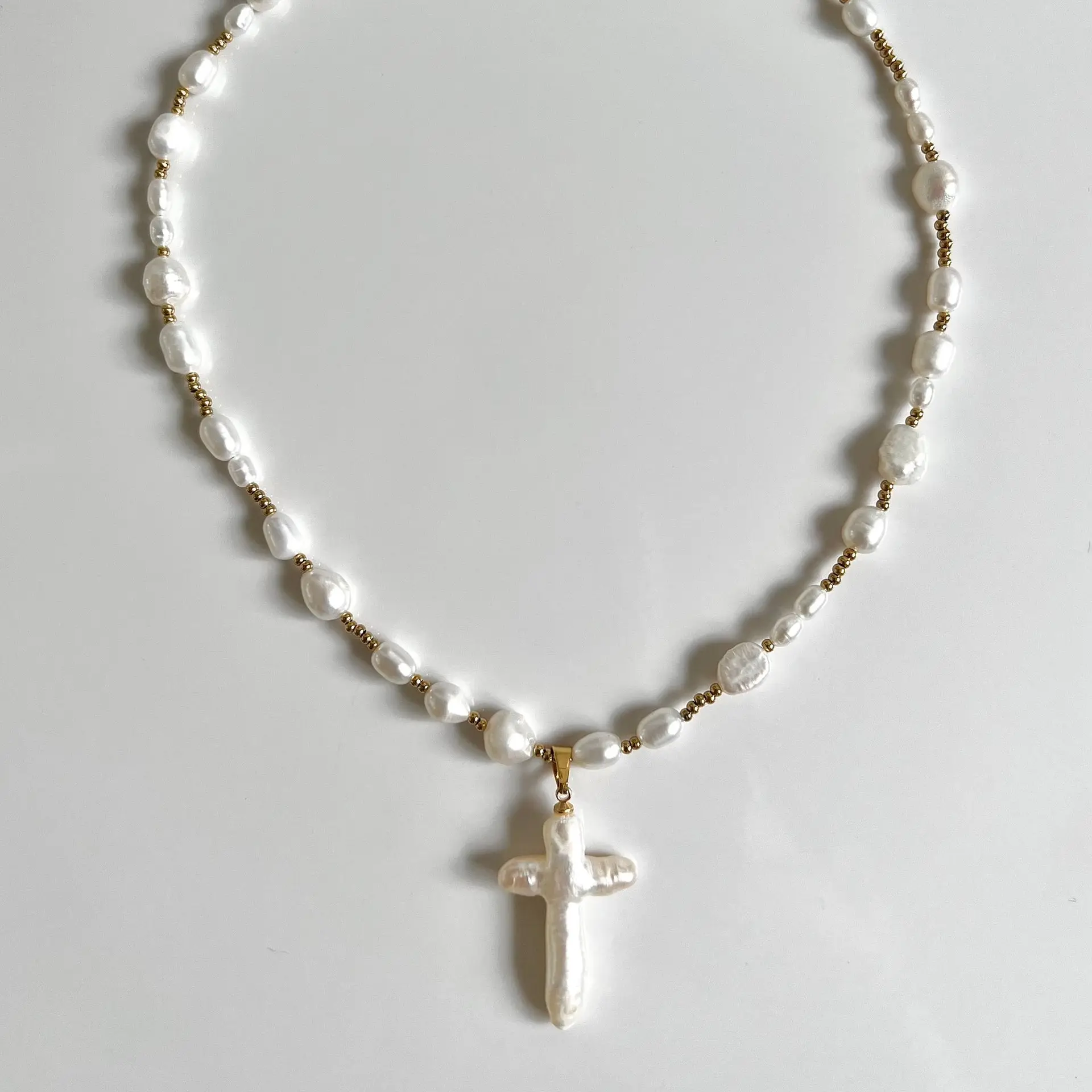 Vintage vergoldete Edelstahl Kreuz Choker Halskette unregelmäßige Barock Perle Kreuz Anhänger Halskette für Frauen