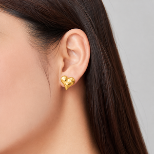 Pendientes de Corazón en Acero Inoxidable con Baño de Oro de 14K, Diseño de Corazón Triple Esculpido, Acabado Pulido - Product Image 5