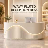 Comptoir de réception personnalisé en panneaux ondulés crème avec éclairage LED intégré, comptoir d'accueil pour salon de beauté, comptoir de réception pour clinique esthétique