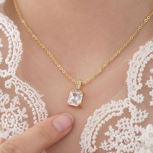 Collar de Diamantes de 45 cm con Colgante Madonna con Certificado IGI, Engaste de Bisel, Corte Radiante, 1 Quilate, DEF VS VVS, Chapado en Oro Amarillo de 14k sobre Plata - Product Image 1