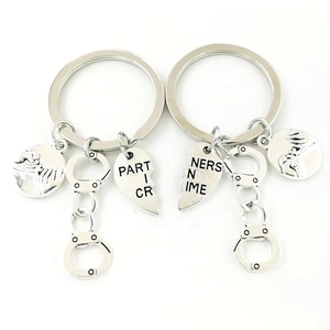Portachiavi con Manette 'Partners in Crime' in Lega MOQ, Accessori per Borse di Coppia per San Valentino - Product Image 1