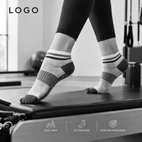 Chaussettes de Pilates à soutien de la voûte plantaire, antidérapantes, à talon ouvert, à semelle pleine, ajustement parfait, rayures noires et grises, pour studio, OEM, marque privée, échantillonnage en vrac, emballage