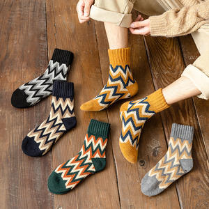Chaussettes d'hiver épaisses et chaudes en laine de mouton pour hommes, style zigzag, décontractées, vente chaude - Product Image 5