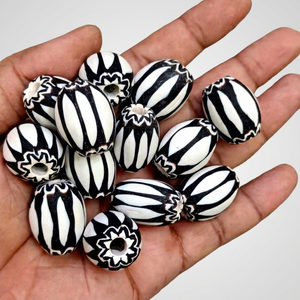 Perles Chevron Africaines en Gros - Noir Blanc Rouge Bleu - Perles de Verre Vénitien à 4 Couches - Ovales et Rondes - Kali du Ghana Original - Product Image 1